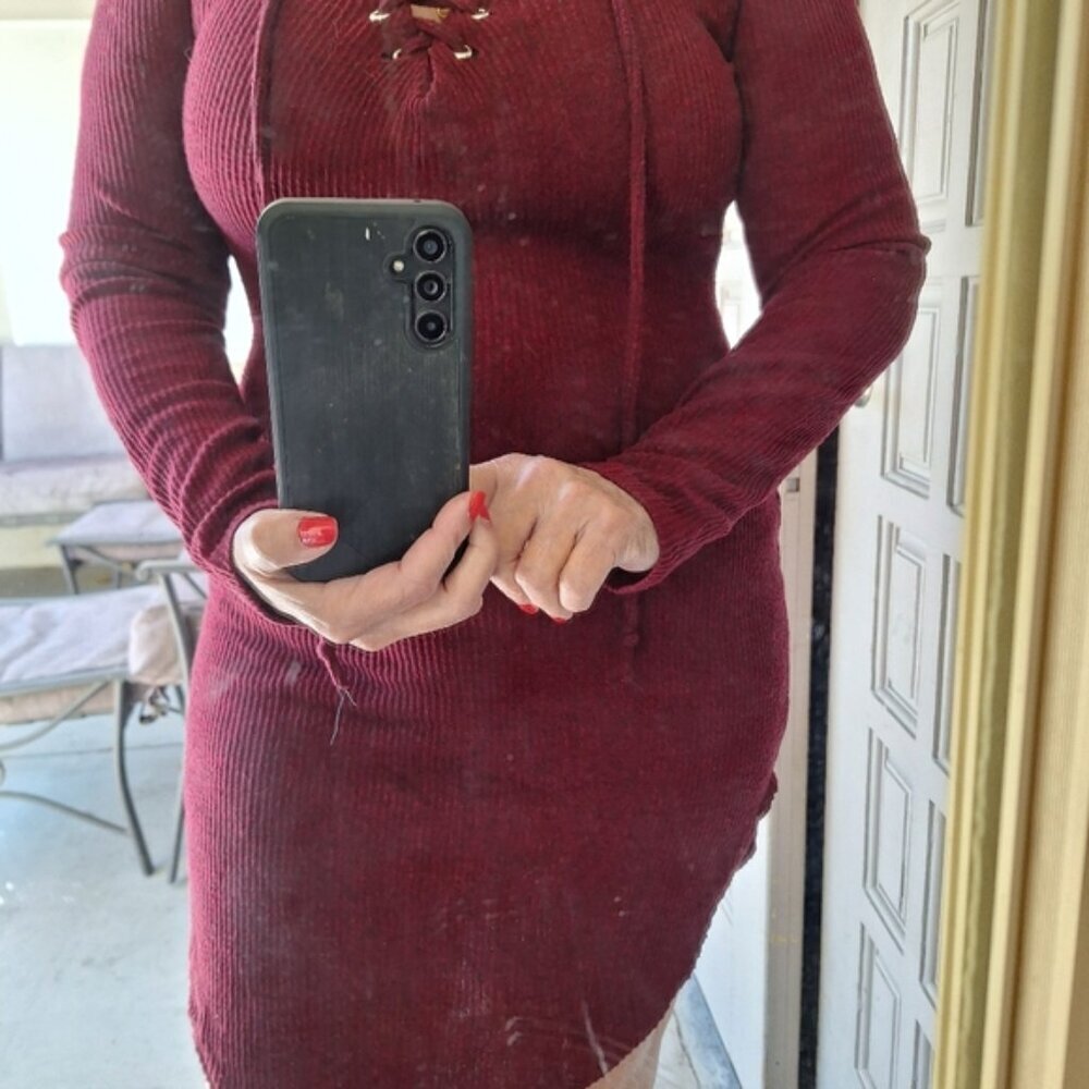 Heart and hips lightweight sweater dress maroon.Lace front curved hem size large